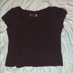 Cropped Low Neck Black Tee
